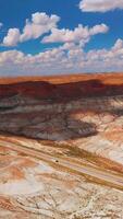 cidade dentro a montanhas do Wyoming, Unidos estados. deslumbrante azul céu contrastante com amarelo deserta panorama. aéreo visualizar. vertical vídeo video