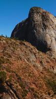 hisnande se av bergen i yosemite nationell parkera, Kalifornien, usa. utmärkt stenar och klippor på bakgrund av blå klar himmel. vertikal video