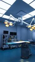 approchant moderne chirurgie table dans le milieu de chirurgical théâtre. varié équipement nécessaire pour contemporain opérations. verticale vidéo video