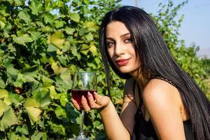 bonito joven mujer en el naturaleza foto