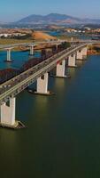 vivace traffico di il ponti collegamento martinez per benicia. bellissimo scenario di il baia California, Stati Uniti d'America su chiaro luminosa soleggiato giorno. verticale video