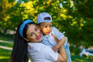 pequeño chico con madre en el parque foto