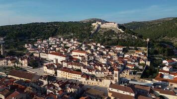 aérien vue de hvar ville dans le île de hvar dans Croatie. célèbre pour ayant un incroyable vie nocturne scène, aux côtés de ses renommé historique ville centre et Naturel paysages. video