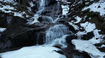 ver de un cascada durante invierno. frío y escarcha en el bosque. invierno aventuras y senderismo. kožice cascada cerca fojnica en bosnia y herzegovina video