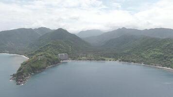 bellissimo aereo metraggio di Malimbu collina su un' nuvoloso giorno, lombok, ovest nusa tengara, Indonesia - keindahan bukit Malimbu Lombok Saat cuaca cera 4k fuco video