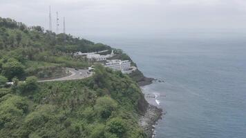 schön Antenne Aufnahmen von Malimbu Hügel auf ein wolkig Tag, Lombok, Westen nusa Tenggara, Indonesien - - keindahan bukit Malimbu Lombok saat Cuaca Cerah 4k Drohne video