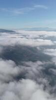 vertical vídeo de nubes terminado el montañas aéreo ver video