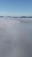 Vertikale Video von Wolken Über das Berge Antenne Aussicht