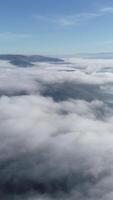 verticaal video van wolken over- de bergen antenne visie