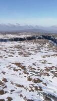 Vertikale Video von von schneebedeckt Berge