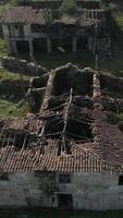 Vertikale Video von verlassen Häuser Antenne Aussicht