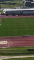 vertical vídeo do futebol Combine dentro estádio aéreo Visão video