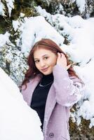 bonito joven mujer en invierno parque, rojo peludo niña en el parque en invierno foto