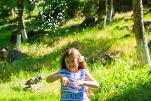 bonito pequeño niña en el naturaleza, niña en verano foto