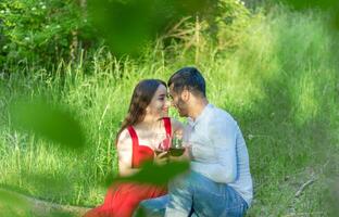 romántico Pareja en el jardín, Pareja en el naturaleza foto