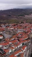 vertical vídeo ciudad de guarda Portugal aéreo ver video