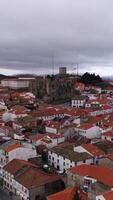 vertical vídeo ciudad de guarda Portugal aéreo ver video