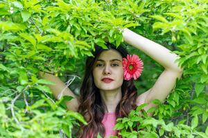 bonito joven niña en el naturaleza, niña en el parque foto