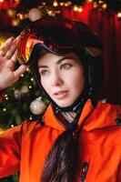 retrato de un mujer en el Alpes. joven hermosa caucásico mujer en esquí gafas de protección mirando a el cámara con un sexy Mira foto