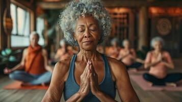 ai generado un grupo de personas mayores haciendo yoga en un comunidad centrar foto