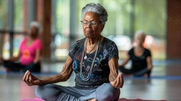 ai generado un grupo de personas mayores haciendo yoga en un comunidad centrar foto