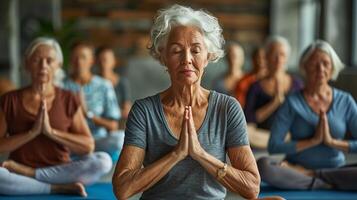 ai generado un grupo de personas mayores haciendo yoga en un comunidad centrar foto