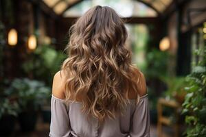 ai generado un elegante mujer en el patio muestra apagado su largo ondulado cabello. foto