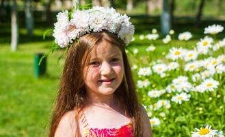 bonito pequeño niña en el naturaleza, niña en verano foto