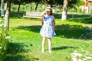 bonito pequeño niña en el naturaleza, niña en verano foto