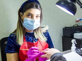 persona en el spa salón, mujer en belleza salón foto