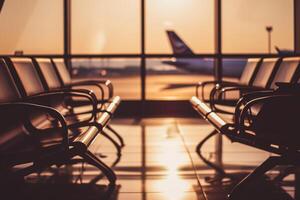 ai generado filas de vacío asientos en un aeropuerto esperando habitación en contra un antecedentes de un panorámico ventana con vista a aviones foto