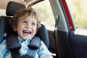 ai generado pequeño chico sonriente en un para niños coche asiento foto