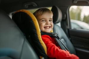 ai generado pequeño chico sonriente en un para niños coche asiento foto