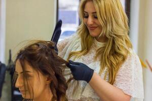 joven mujer en spa salón, niña en belleza salón foto