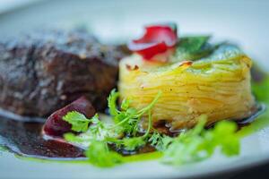 carne de vaca filete con vegetales en un blanco lámina. de cerca foto