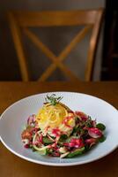 vegetal ensalada con rábano, Rúcula y pino nueces foto