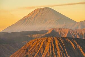 paisaje ver de montar semeru volcán a amanecer. semeru, el más alto volcán en Java, y uno de sus más activo volcán en Indonesia. foto