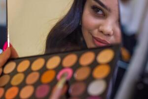 joven mujer en spa salón, niña en belleza salón foto