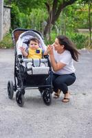 madre y bebé chico en el jardín foto