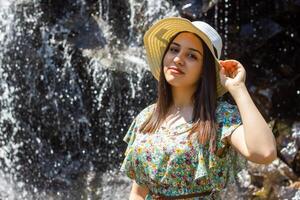 bonito joven mujer en el naturaleza, mujer en verano día foto