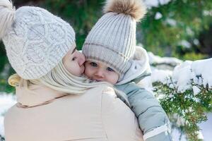 madre y bebé chico en invierno, padre y niño en invierno foto