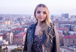 bonito joven mujer en el ciudad, retrato de un mujer en el ciudad, retrato de un mujer, retrato de un bonito niña foto