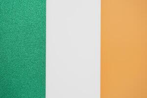 irlandesa bandera hecho desde color papel con Brillantina verde foto