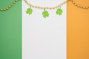 irlandesa bandera hecho desde color papel con rosario y Brillantina trébol trébol foto