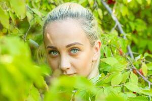 retrato de un bonito mujer, verde ojos foto