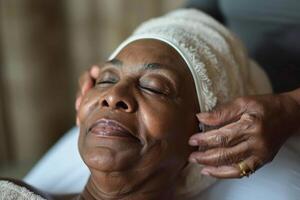 ai generado mayor mujer disfrutando un relajante facial con ai generado. foto