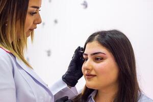 bonito joven mujer en belleza salón foto