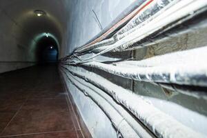 antiguo túnel forma, abandonado túnel en el secreto fábrica foto