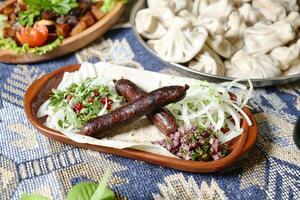 mesa adornado con platos lleno con delicioso alimento. foto