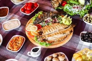 variedad de delicioso comida en mesa foto